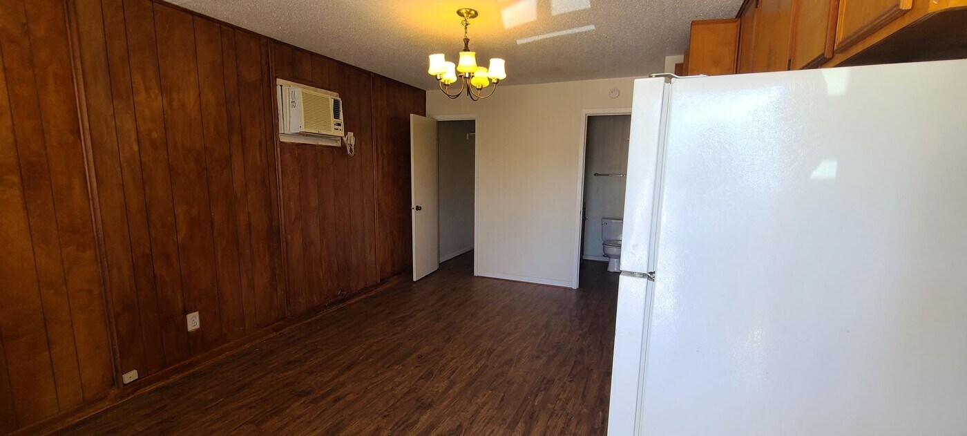 58 TX-75 in Huntsville, TX - Building Photo