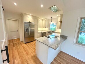 5 Pleasant St in Stonington, CT - Building Photo - Building Photo
