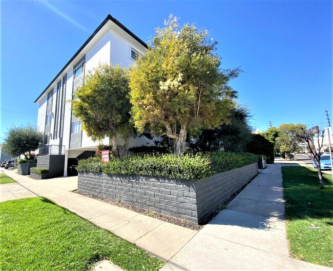 Glendon Apartments in Los Angeles, CA - Building Photo - Building Photo