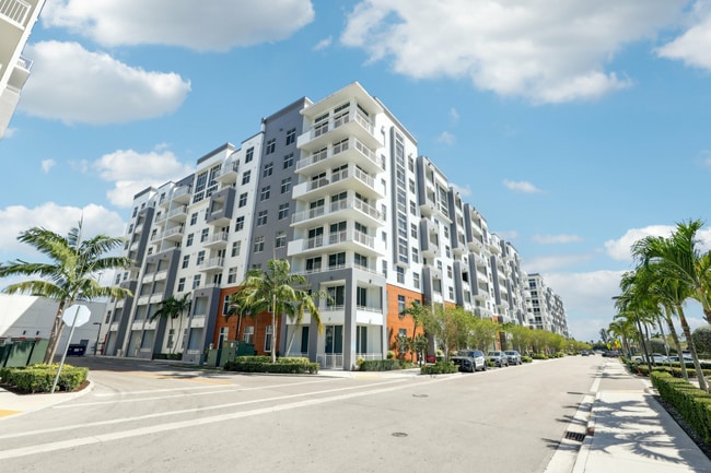 The Landmark South in Doral, FL - Foto de edificio - Building Photo