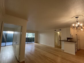 552 N Bellflower Blvd, Unit 111 in Long Beach, CA - Building Photo - Building Photo