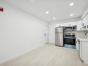 52 N 52nd St in Philadelphia, PA - Foto de edificio - Building Photo