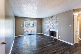 Hunter Oaks Apartments in Memphis, TN - Building Photo - Interior Photo