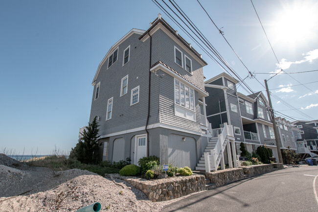 2123 Fairfield Beach Rd in Fairfield, CT - Foto de edificio - Building Photo