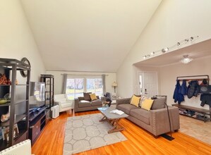 592 Cabot Hill Rd in Bridgewater, NJ - Foto de edificio - Building Photo