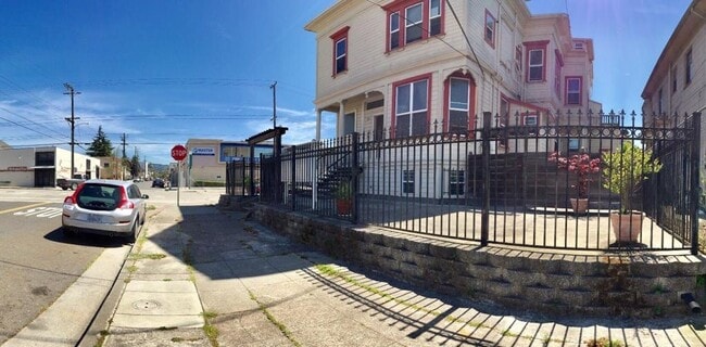 850 6th Ave, Unit A in Oakland, CA - Building Photo - Building Photo