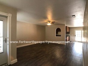 6915 W Cleburne Rd in Fort Worth, TX - Foto de edificio - Building Photo