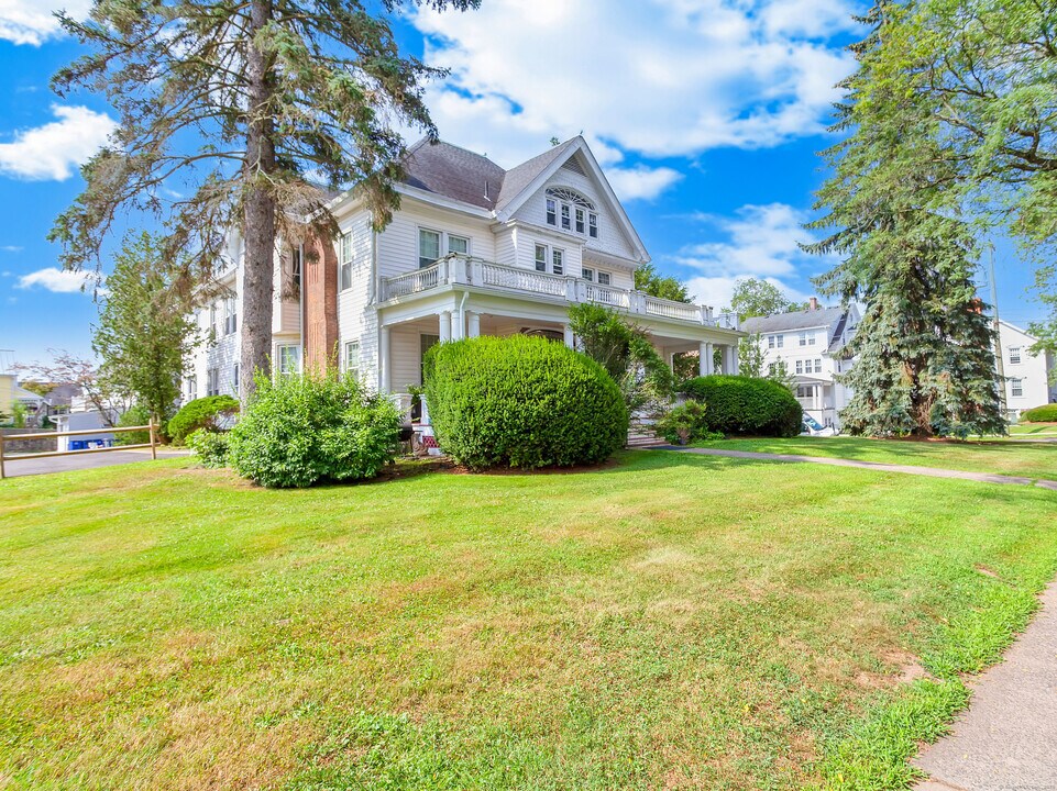 75 S Main St in Branford, CT - Building Photo
