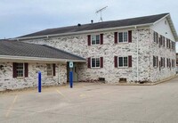 308 McHenry St, Unit 101 in Burlington, WI - Foto de edificio - Building Photo