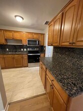 5247 Cleveland Rd in Jacksonville, FL - Foto de edificio - Building Photo