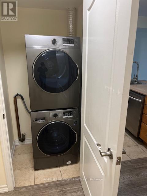 1 Elm Dr W in Mississauga, ON - Building Photo - Building Photo