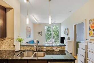 1320 Robert Browning St, Unit 206 in Austin, TX - Building Photo - Building Photo