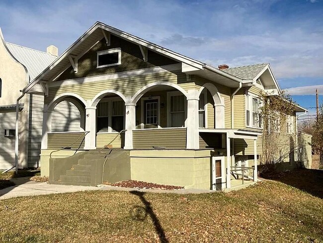 property at 1112 E 2nd St