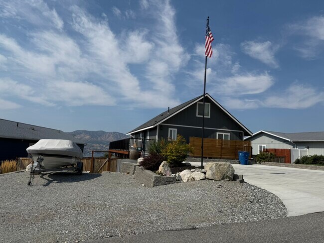307 Butte Rd in Chelan, WA - Building Photo - Building Photo