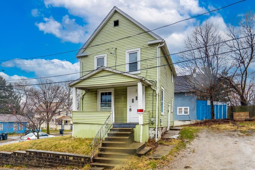 949 Ella Ct in Akron, OH - Building Photo