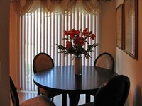 Dining Area - Valley Ridge Residences Apartamentos in Branson, Missouri