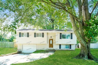 982 Howell St in Sheffield Lake, OH - Building Photo - Building Photo