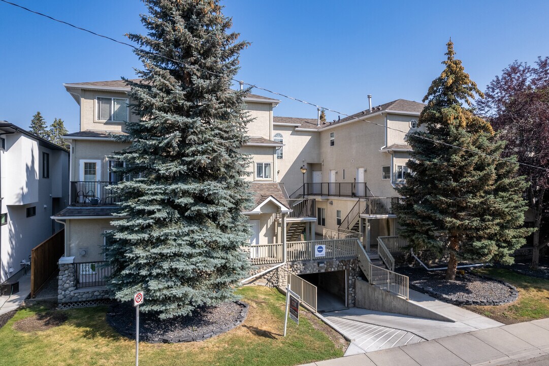 622 56 Av SW in Calgary, AB - Building Photo