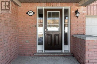 253 Prosser Cir in Milton, ON - Building Photo - Building Photo