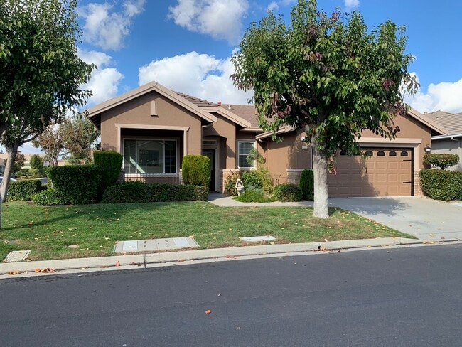 563 Quindell Way in Brentwood, CA - Building Photo - Building Photo