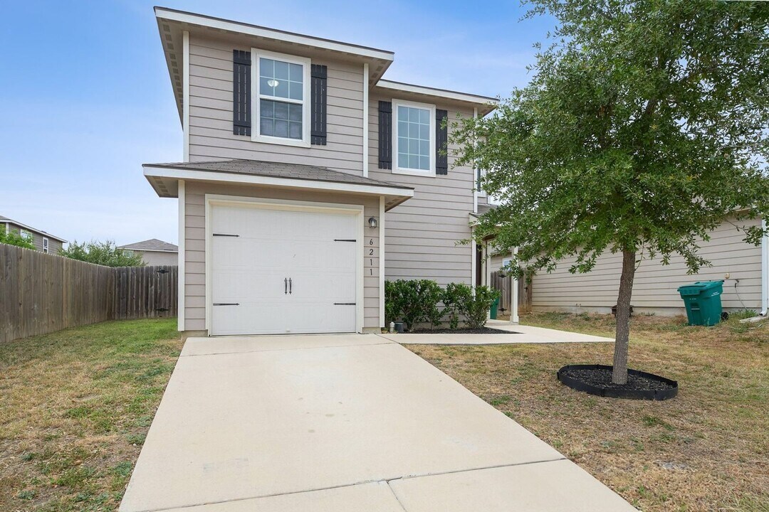 6211 Baywood Cres in San Antonio, TX - Foto de edificio