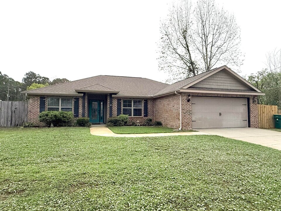 202 Starfish Rd in Mary Esther, FL - Building Photo