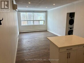 112 St Joseph's Dr in Hamilton, ON - Building Photo - Building Photo