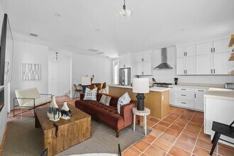 2701 Bumble Bee Dr in Spicewood, TX - Foto de edificio - Building Photo