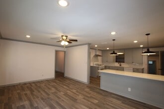 2325 Airline Dr in Tyler, TX - Building Photo - Building Photo
