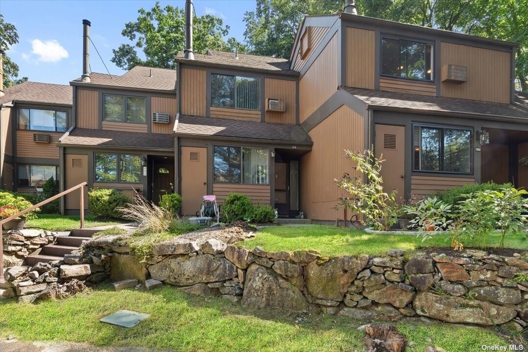 104 Round Hill Rd in Dobbs Ferry, NY - Foto de edificio