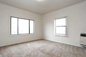 Avenal Avenue Apartments in Oakland, CA - Building Photo - Interior Photo