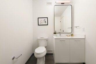 917 W Madison St in Chicago, IL - Foto de edificio - Building Photo