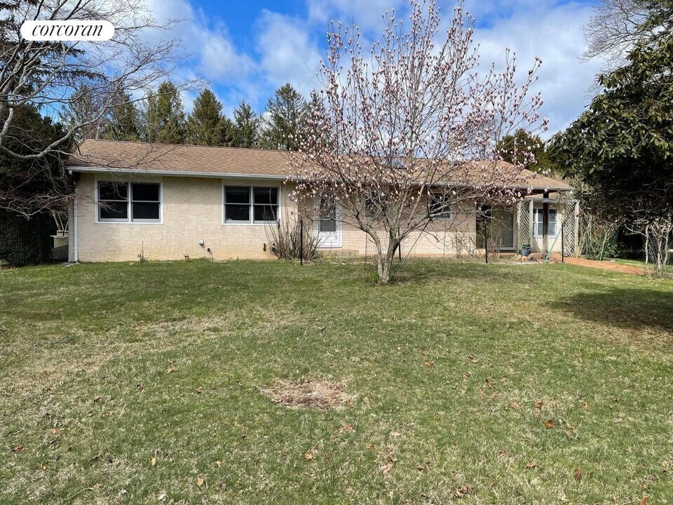 17 Wade Rd in Shelter Island, NY - Building Photo