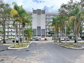 3100 W Rolling Hills Cir in Davie, FL - Building Photo