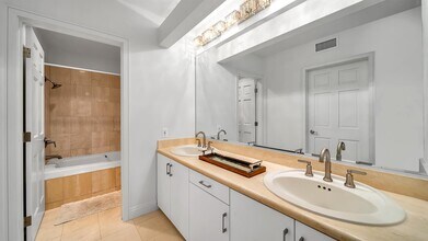 10724 Wilshire Blvd, Unit 809 in Los Angeles, CA - Building Photo - Building Photo
