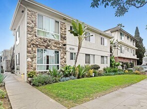 1231 12th St. in Santa Monica.  Steps to Wilshire Blvd! in Santa Monica, CA - Building Photo - Building Photo