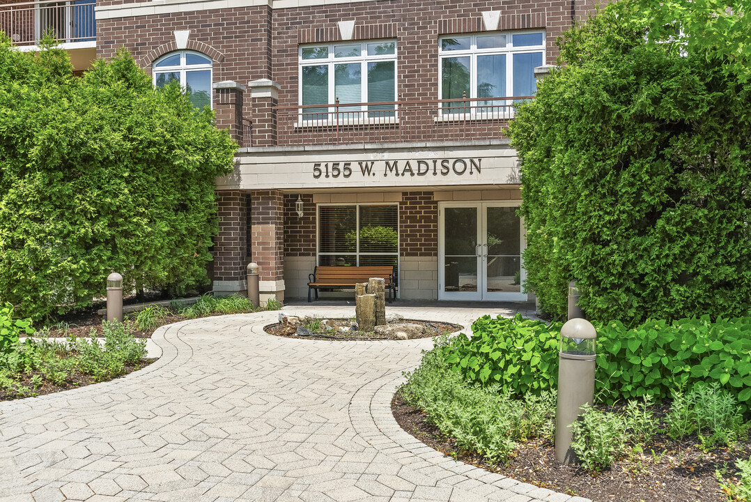 5155 Madison St in Skokie, IL - Foto de edificio