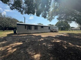 201 Donna St in Alvarado, TX - Building Photo