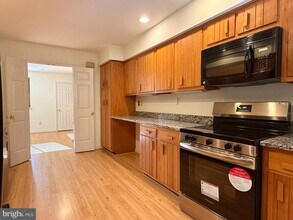 71 Oak Knoll Dr in Berwyn, PA - Building Photo - Building Photo