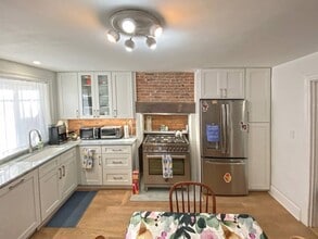 518A Halsey St, Unit #1 in Brooklyn, NY - Building Photo - Building Photo