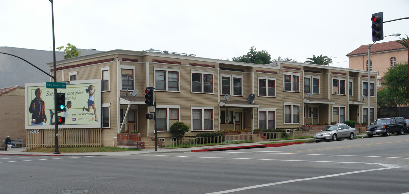 221 Raymond Ave in Pasadena, CA - Foto de edificio