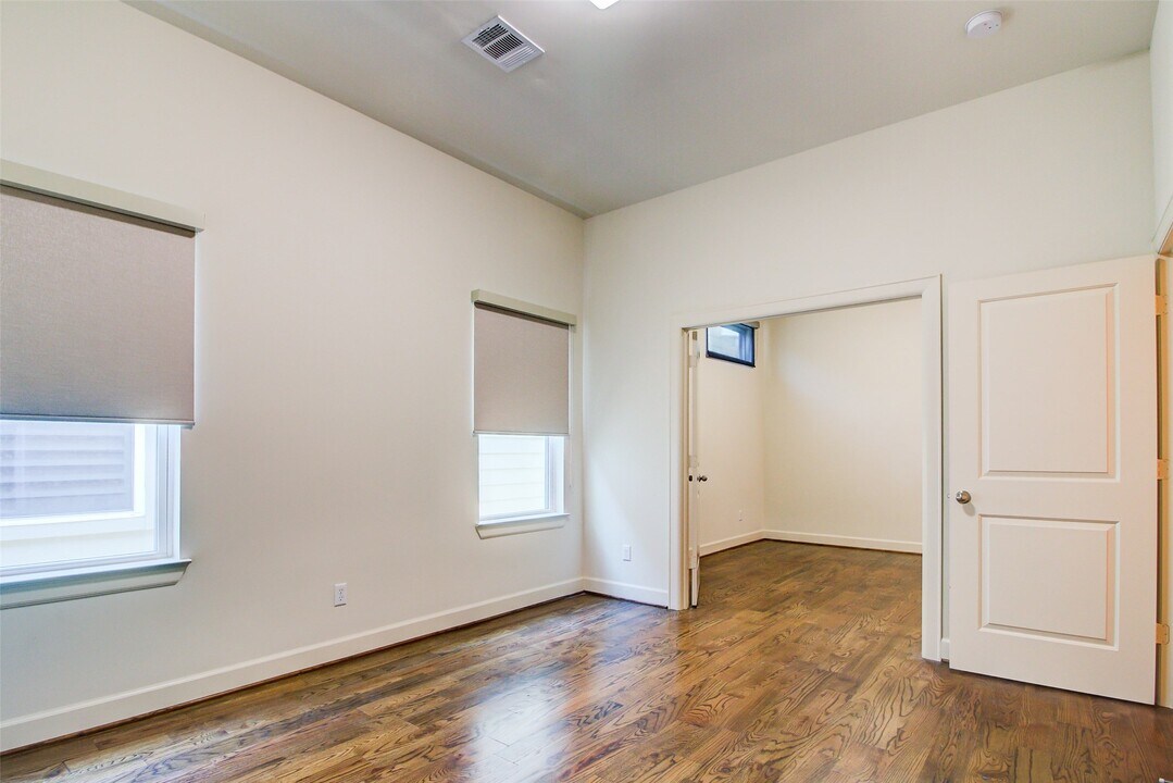 2210 Hutchins St in Houston, TX - Building Photo