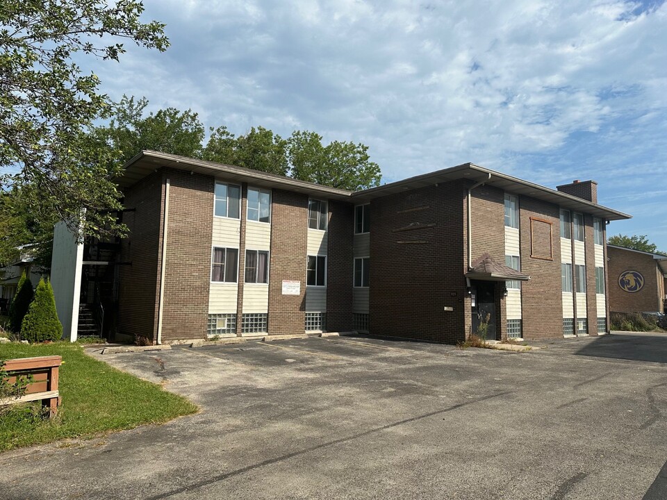 919 Greenbrier Rd in Dekalb, IL - Building Photo