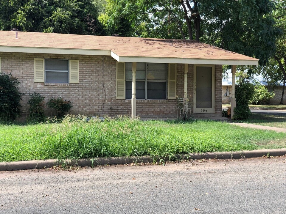 306 S Crockett St in Fredericksburg, TX - Building Photo