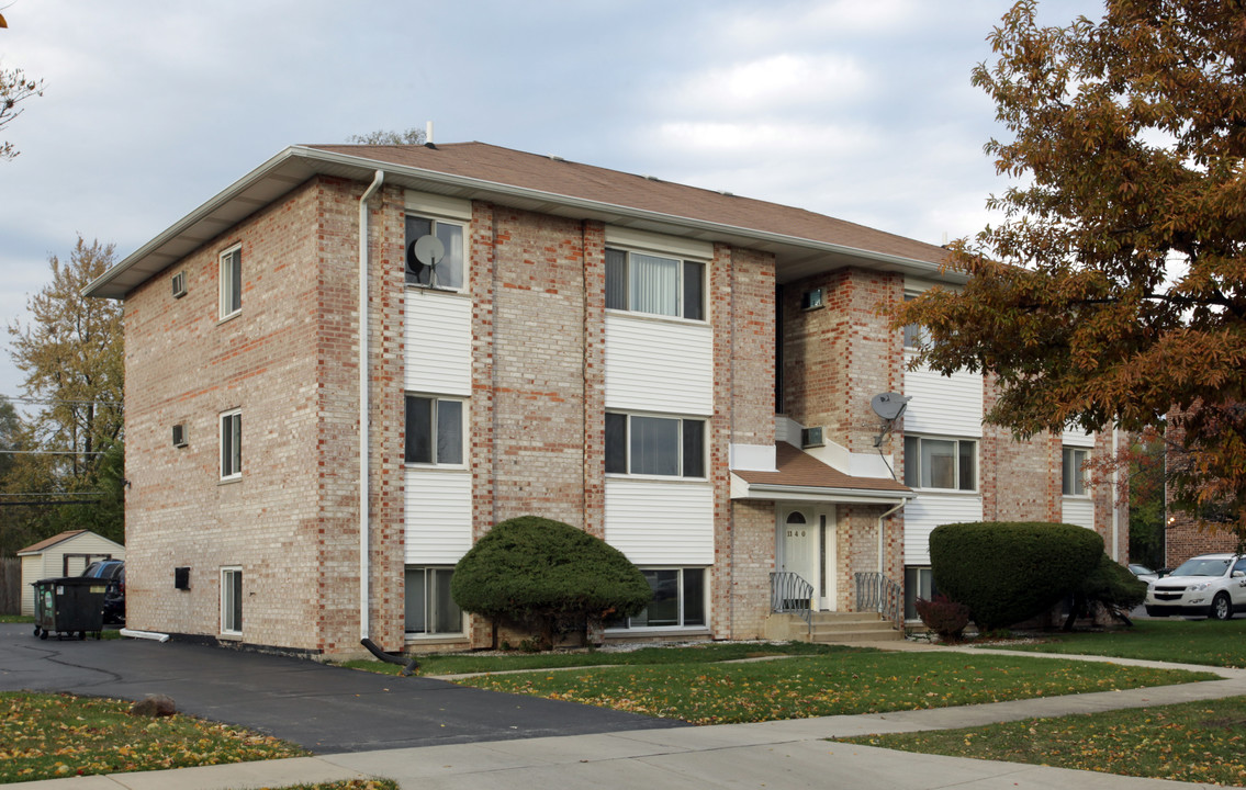 1140 Surrey Dr in Lombard, IL - Building Photo