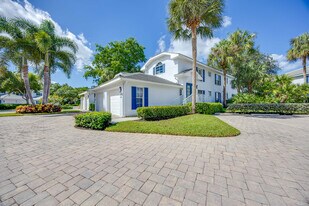 7050 Barrington Cir in Naples, FL - Building Photo