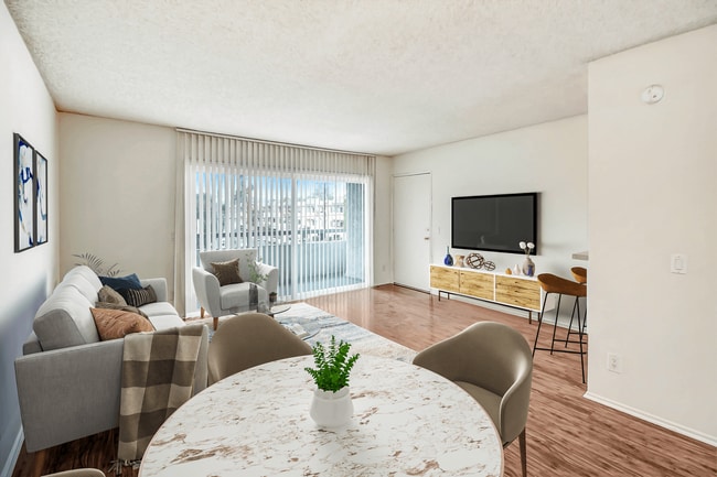 Blue North in Reseda, CA - Foto de edificio - Building Photo