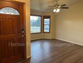 2254 N Zircon Ave in Meridian, ID - Building Photo - Building Photo