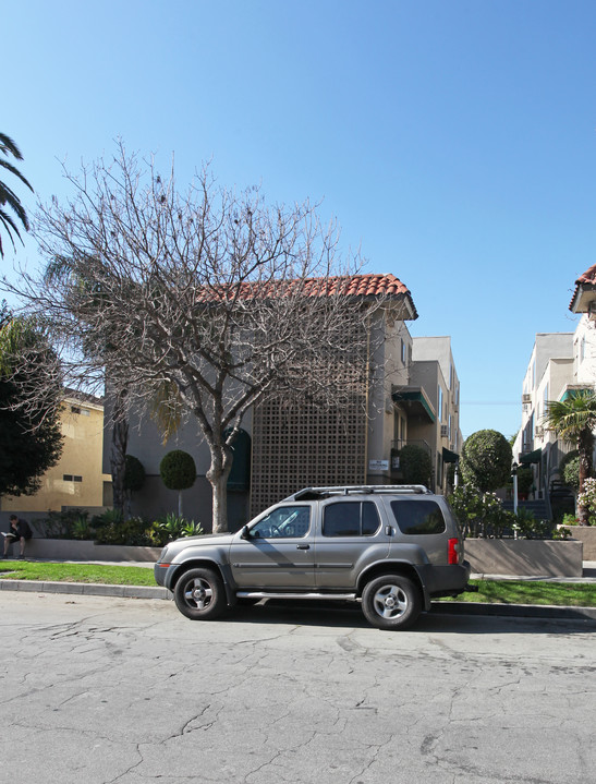 221 W Tujunga Ave in Burbank, CA - Building Photo