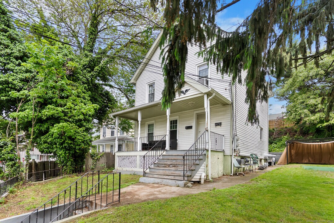 22 Oak St in Norwalk, CT - Building Photo